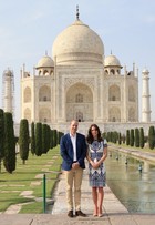 Kate Middleton e Príncipe William visitam o Taj Mahal, na Índia