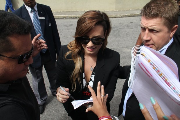 Demi Lovato atendendo fãs em São Conrado, RJ (Foto: Gabriel Reis e Delson Silva / AgNews)
