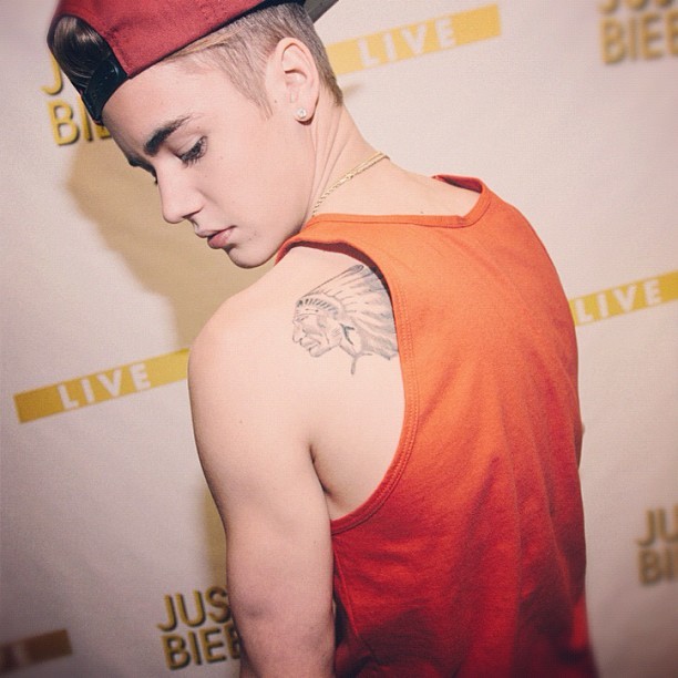 Justin Bieber exibe nova tatuagem (Foto: Instagram)