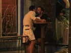 Usando saias, Marc Jacobs e o namorado trocam beijos no Rio