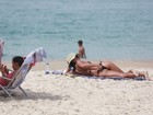 Anna Lima curte dia de sol em praia carioca e desfila boa forma