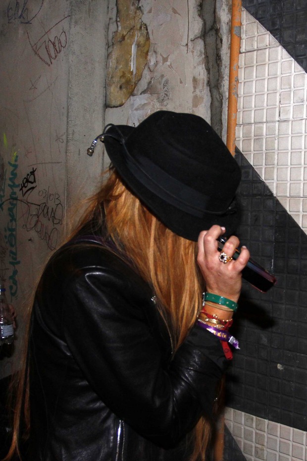 Lindsay Lohan se esconde com chapeu na entrada de boate (Foto: Paduardo/Ag News)