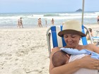 Suzana Alves mostra foto amamentando o filho na praia