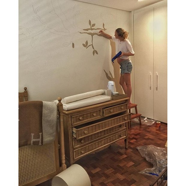 Carol Trentini pinta o quarto do filho (Foto: Instagram/Reprodução)