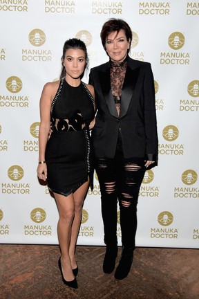 Kourtney Kardashian e Kris Jenner em evento em Los Angeles, nos Estados Unidos (Foto: Charley Gallay/ Getty Images/ AFP)