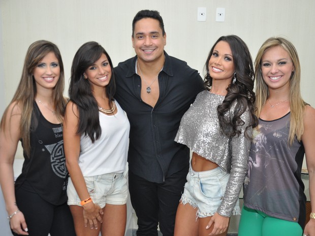 Xanddy com dançarinas do &#39;Domingão do Faustão&#39; em bastidores de show no Rio (Foto: Bruno Henrique/ Divulgação)