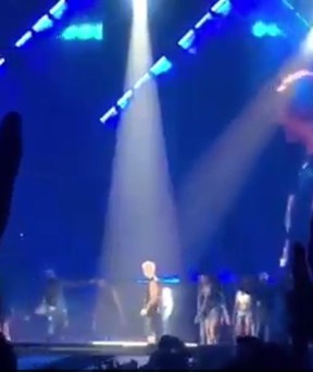 Justin Bieber cai no palco mais uma vez (Foto: Reprodução / Twitter)