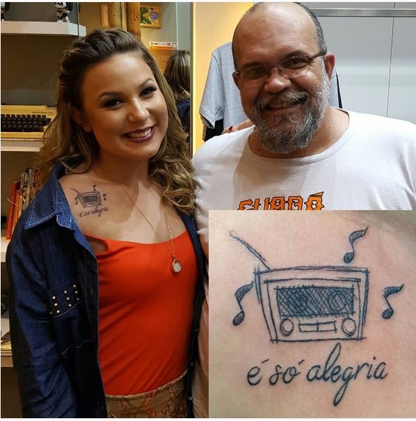 Cacau e o tatuador Mauro Simões com o desenho de sua tattoo (Foto: Reprodução/Instagram)