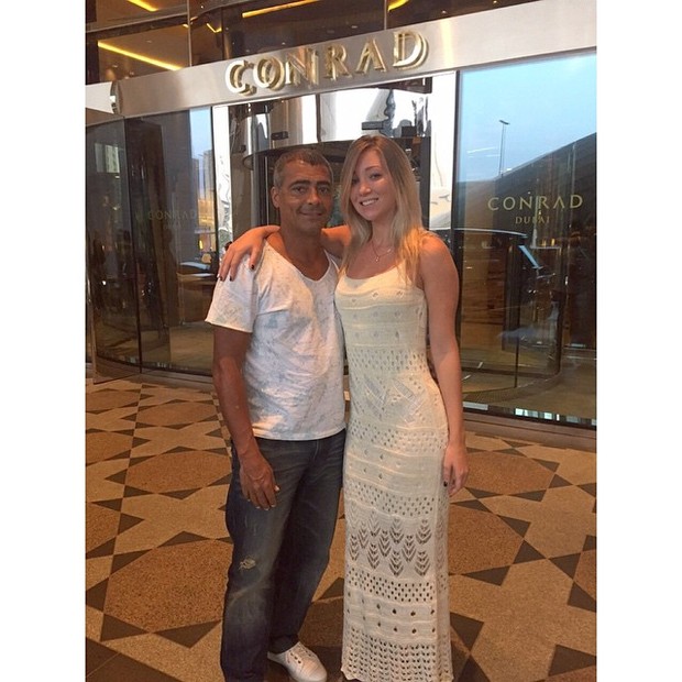 Romário e Dixie Pratt na porta de um hotel, em Dubai (Foto: Reprodução/Instagram)