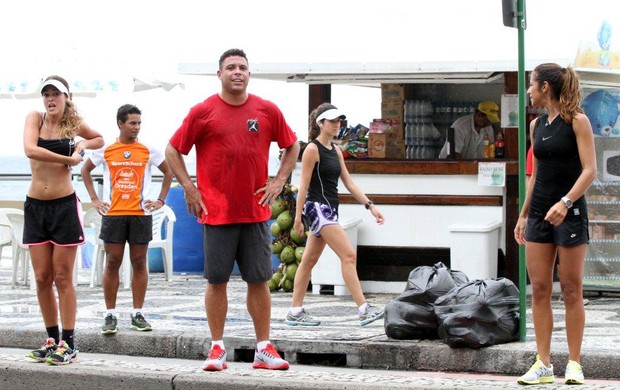 Ronaldo no calçadão do Leblon com a namorada Paula Morais (Foto: André de Freitas/Ag News)