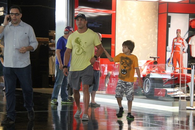 Vitor Belfort com o filho em shopping do Rio (Foto: Daniel Delmiro / AgNews)
