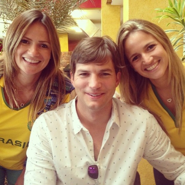 Ashton Kutcher posa com fãs (Foto: Reprodução/Instagram)