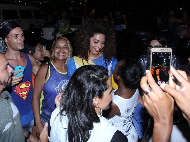 Juliana Alves com fãs em ensaio de rua da Unidos da Tijuca na Zona Norte do Rio (Foto: Thyago Andrade/ Brazil News)