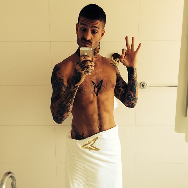 Mateus Verdelho posa de toalha (Foto: Instagram/ Reprodução)