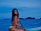 Rihanna fuma cigarro enquanto pratica stand up paddle