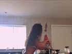 Melancia posta foto cozinhando de biquíni e leva seguidores à loucura