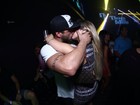 Ex-BBB Junior troca beijos com loira na noite carioca