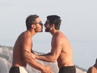 Ex de Marc Jacobs troca carinhos com o namorado na praia