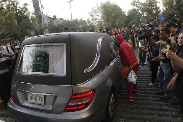 Cortejo de Roberto Bolaños na Cidade do México (Foto: Reuters)