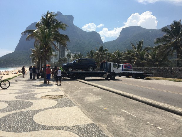 Carro de Pedro Novaes é retirado da areia da praia de São Conrado (Foto: EGO)