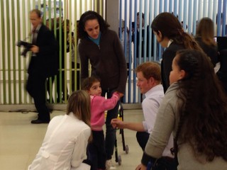 Principe Harry em hospital no Brasil (Foto: Reprodução / Twitter)