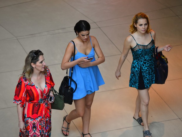 Bruna Marquezine e Letícia Colin em shopping na Zona Oeste do Rio (Foto: William Oda/ Ag. News)