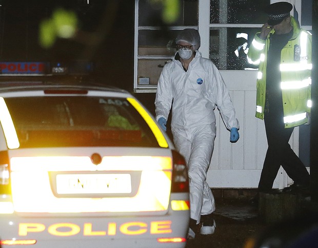 Polícia forense na casa de Peaches Geldof (Foto: Olivia Harris/Reuters)