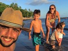 Luana Piovani aproveita praia ao lado dos filhos e do marido