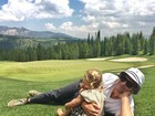 Gisele Bündchen posta foto do marido abraçado com a filha