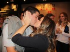 Fernanda Pontes ganha beijo do marido após encenar peça
