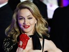 Madonna combina luva com batom em première de filme