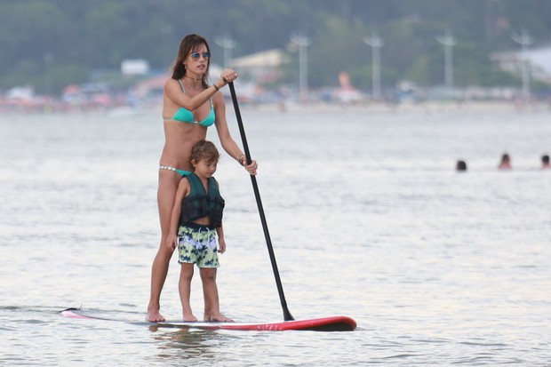 Alessandra Ambrosio Pratica Stundp Pudle com seus filhos (Foto: AgNews / AgNews)