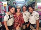 Regina Casé posa com guardas em visita ao centro do Rio