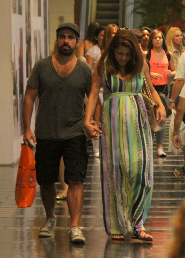 Nívea Stelmann com o marido no shopping (Foto: Daniel Delmiro / AgNews)