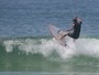 Vladimir Brichta surfa em praia da Barra da Tijuca