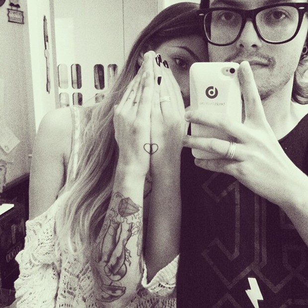 Pe Lanza posta foto mostrando tatuagem feita com a namorada (Foto: Instagram / Reprodução)