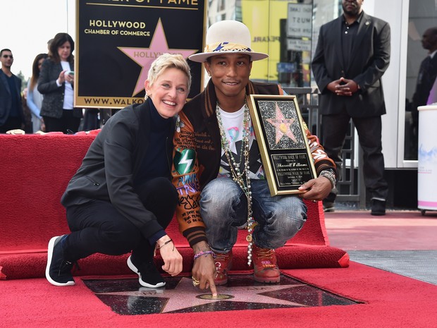 Ellen Degeneres e Pharrell Williams em Hollywood, nos Estados Unidos (Foto: Alberto E. Rodriguez/ Getty Images/ AFP)