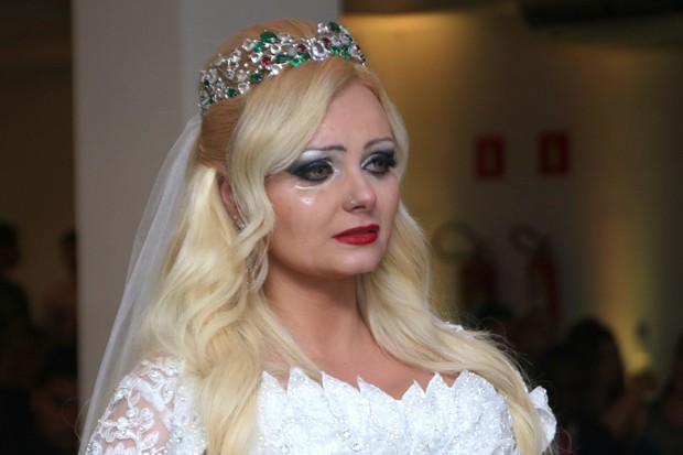 Mulher Pera se emociona durante casamento (Foto: Thiago Duran/AgNews)