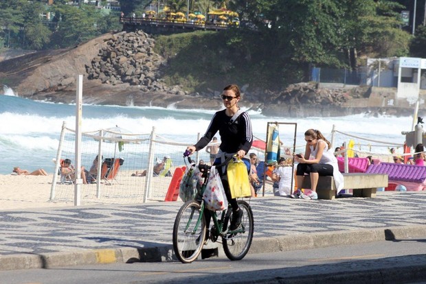 Julia Lemmertz andando de bicicleta (Foto: JC Pereira/AgNews)