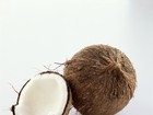 Dermatologista dá dicas para usar o óleo de coco na pele e nos cabelos