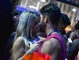 Ex-BBB Júlia Nunes beija muito em camarote em Salvador 