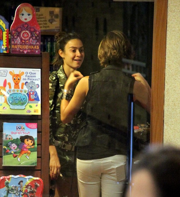 Thaila Ayala foi a livraria com a atriz Shophie Charlotte no RJ (Foto: Marcus Pavão/AgNews)