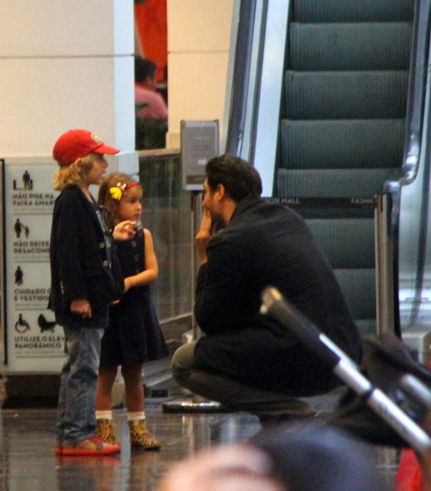 Thiago Lacerda conversa com os filhos  (Foto: Ag News)