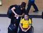 Bárbara Paz posa com fã cadeirante ao embarcar em aeroporto no Rio