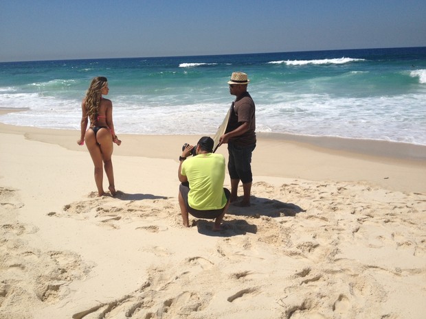 Andressa Urach posa de biquíni na praia (Foto: Davi Borges / Divulgação)