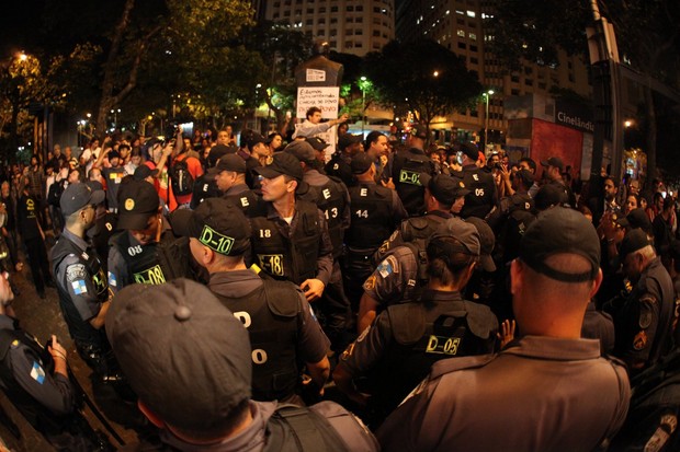 Manifestantes na porta do Festival do Rio (Foto: Claudio Andrade / Foto Rio News)