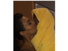 Enrolada na toalha, North ganha beijo da mãe, Kim Kardashian