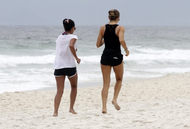 Grazi Massafera e Anna Lima caminhando na praia (Foto: FotoRioNews)