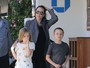 Angelina Jolie passeia com os filhos gêmeos em Malibu, nos EUA