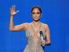 Transparências, decotes... Confira os dez looks de Jennifer Lopez em prêmio
